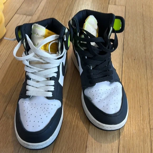 Nike Jordan 😍 1’s OG volt gold